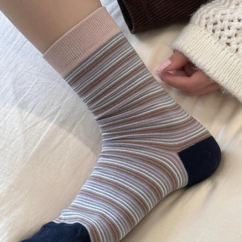 The Classic and Retro Striped Striped Striped Mid-calf Socks In Early Autumn Are Versatile and Can Be Paired In Different Colors