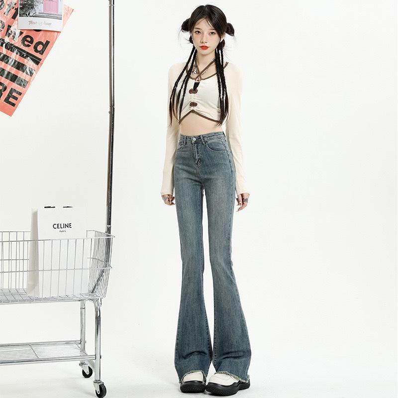 

Женские расклешенные джинсы с высокой талией 2024 года — эластичные, необработанные края, облегающий крой для весны и осени S