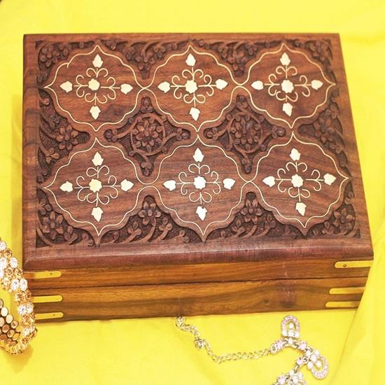 Cutie de depozitare din lemn de sheesham, dreptunghiulară, sculptată manual în alamă