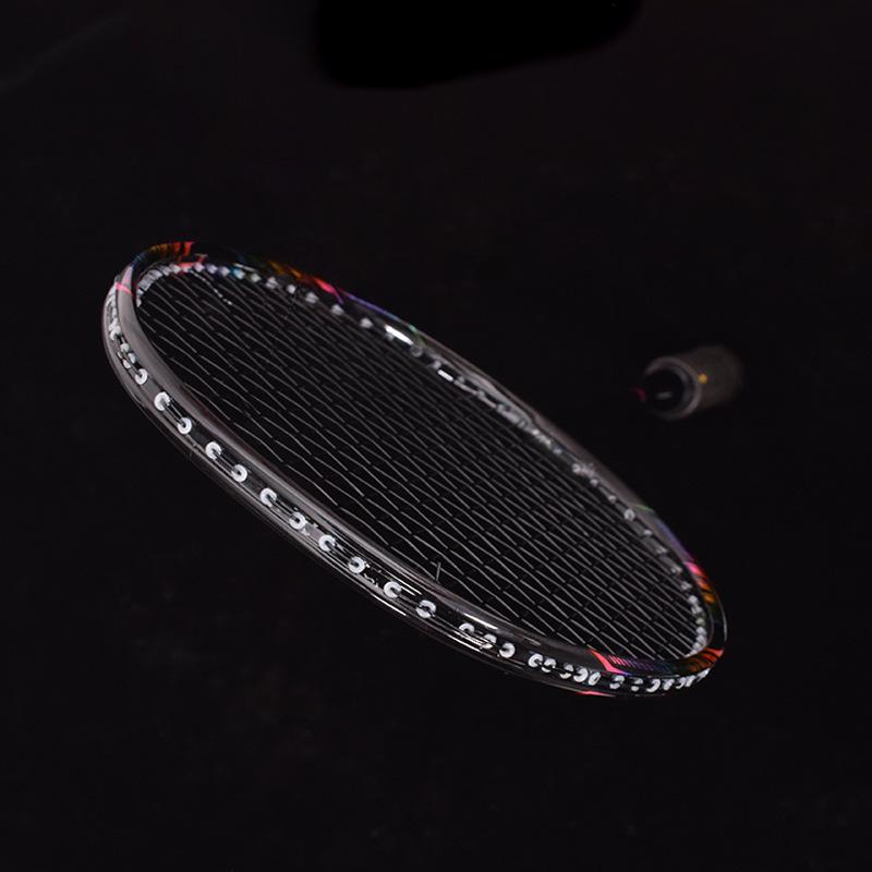 Pacco regalo: Racchetta da Badminton Monopezzo 8U in Full Carbon - Design Offensivo Leggero con Assorbimento degli Urti