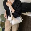 Large capacity versatile women's messenger bag 2025 new niche design portable shoulder tote bag work armpit bag