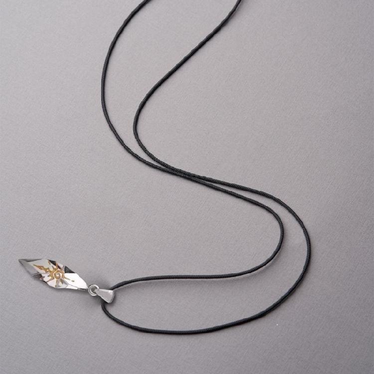 Ręcznie robiony wisiorek z meteorytu na łańcuszku Szyjnym Oferujący Połączenie Vintage Elegancji i Współczesnego Stylu