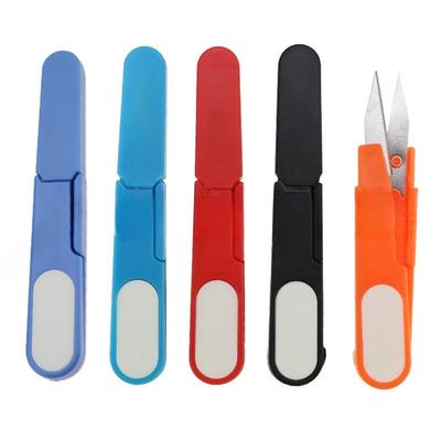 Nożyczki do haftu krzyżykowego i włóczki w kształcie litery U z osłonką - Kolorowy plastikowy design bezpieczeństwa