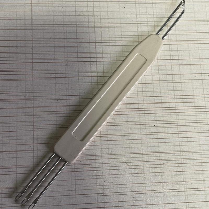 Knitting Machine Yarn Feeder with Needle Picker and Pusher Plate