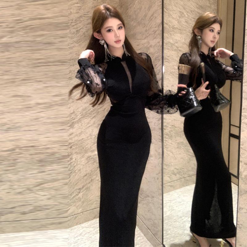 

Женское облегающее платье с французским воротником-стойкой, расшитое пайетками и кружевом S чёрный