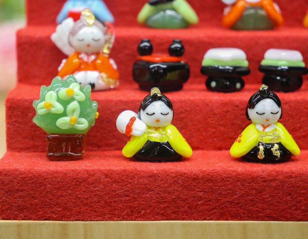 Quadratisches Glas, süße Hina-Puppe aus Glas, Maße: Klein