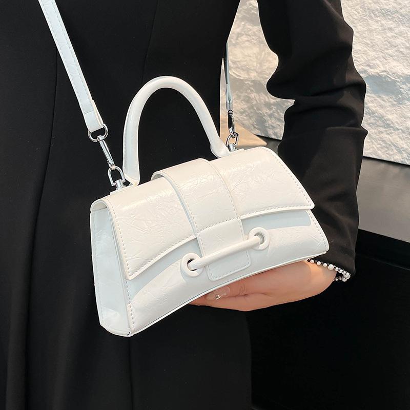 This year, it is popular, simple, trendy and cool, high-end texture, portable small square bag, niche design, versatile commuter messenger bag, femal