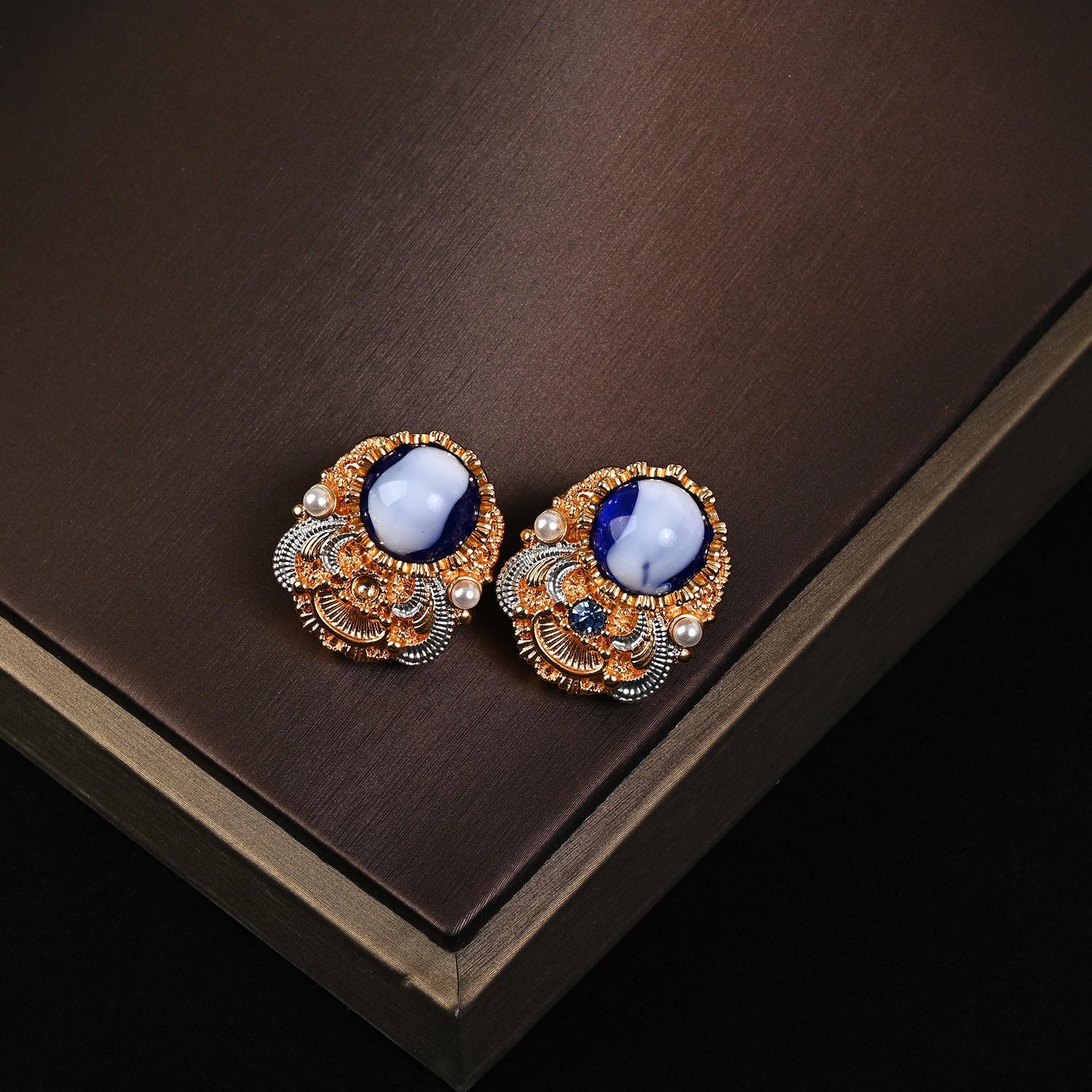 

Французский ретро набор из серег-пусет с синими бриллиантами и ожерелья из тисненого стекла