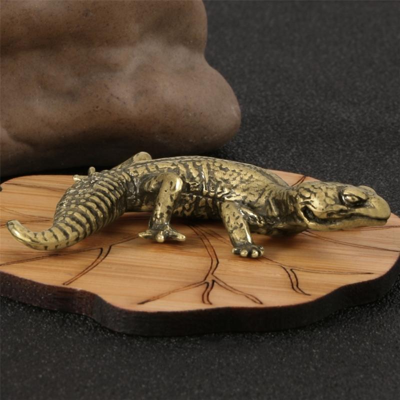 Ready-to-Display Metal Lizards Figurine Requiring No Assembly, with Curled Tail and Scale Texture for Desks or Shelves