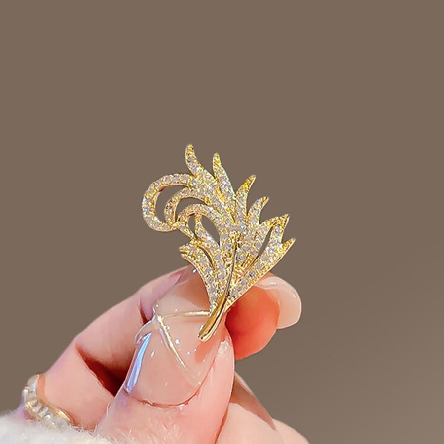 2024 Women's High-Grade Anti-Exposure Brooch: Stylish, Niche Design Clothes Pin.