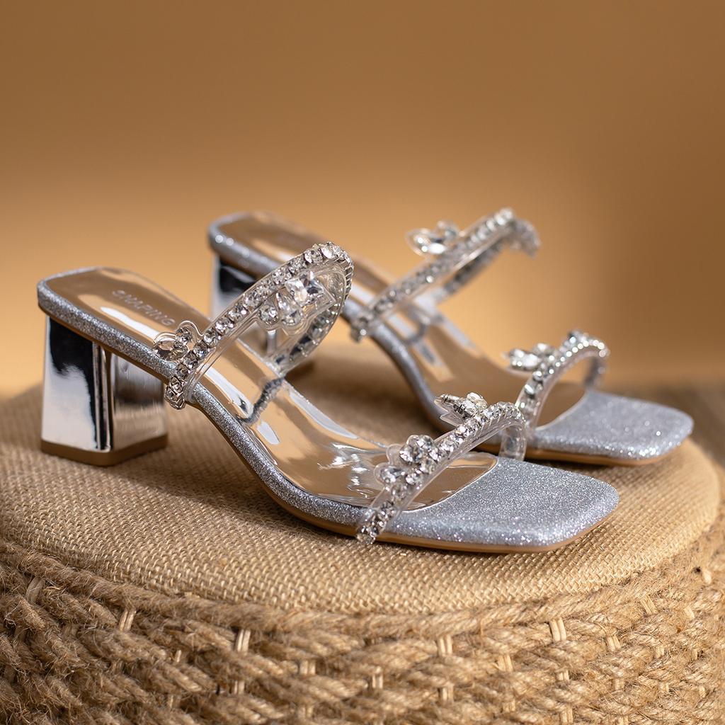 Süße 2025 Sommer neue silberne quadratische Zehen funkelnde Strass High-Heel-Sandalen tragen dicke Absätze coole Slipper Frauen
