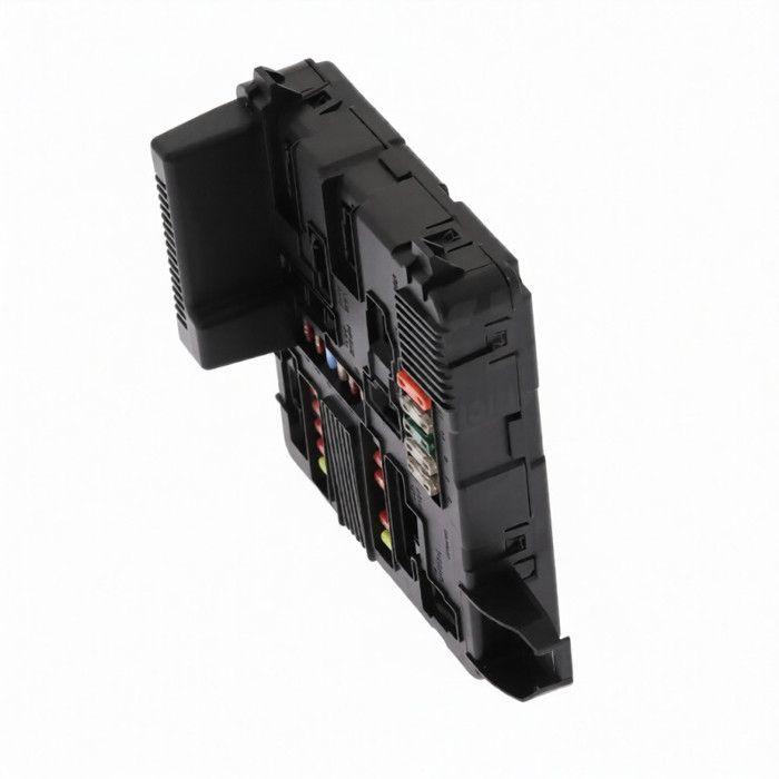 Boîte à fusibles moteur 65 pôles compatible Renault Mégane 2 et Scénic 2. Référence OEM 8200306033 / 8200306032