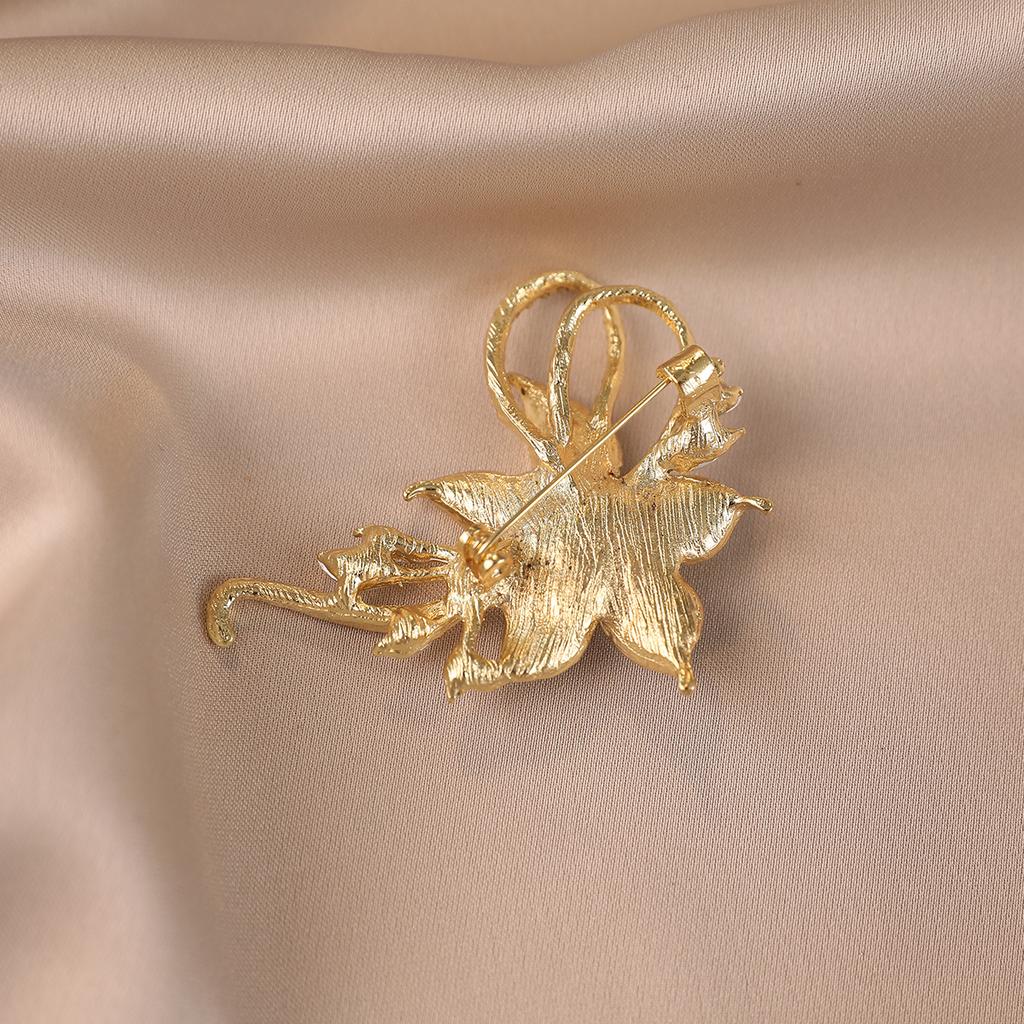Flower Pearl Alloy Brooch, A Light Luxury High-end Pin Accessory, Pairs Well with Corsages for Clothing