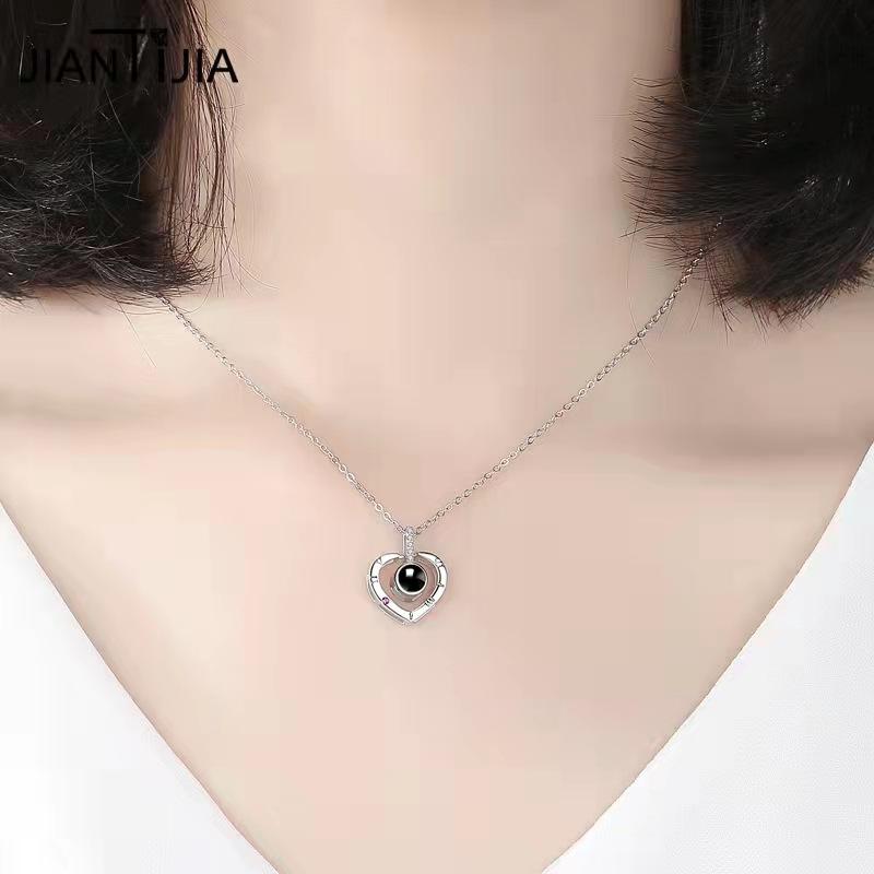 

Уличный аукцион того же самого ожерелья в форме персикового сердца, женственного, милого и модного на 100 языках, ювелирных изделий с проекцией «Я люблю тебя»