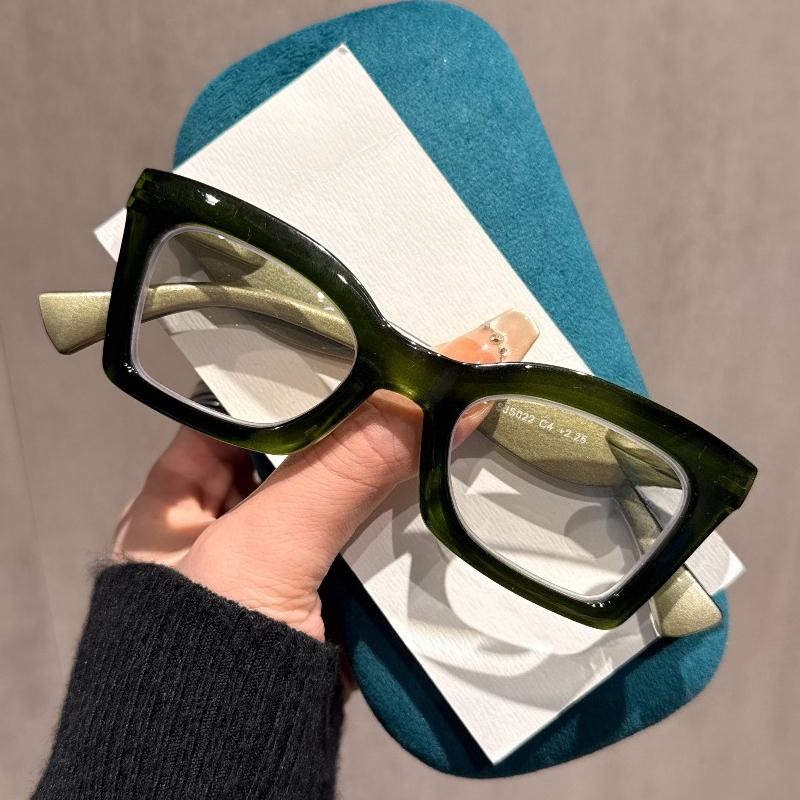 Large-Frame Anti-Blue Light Reading Glasses with Spring-Loaded Temples for Women Stylish and Comfortable Reading Glasses