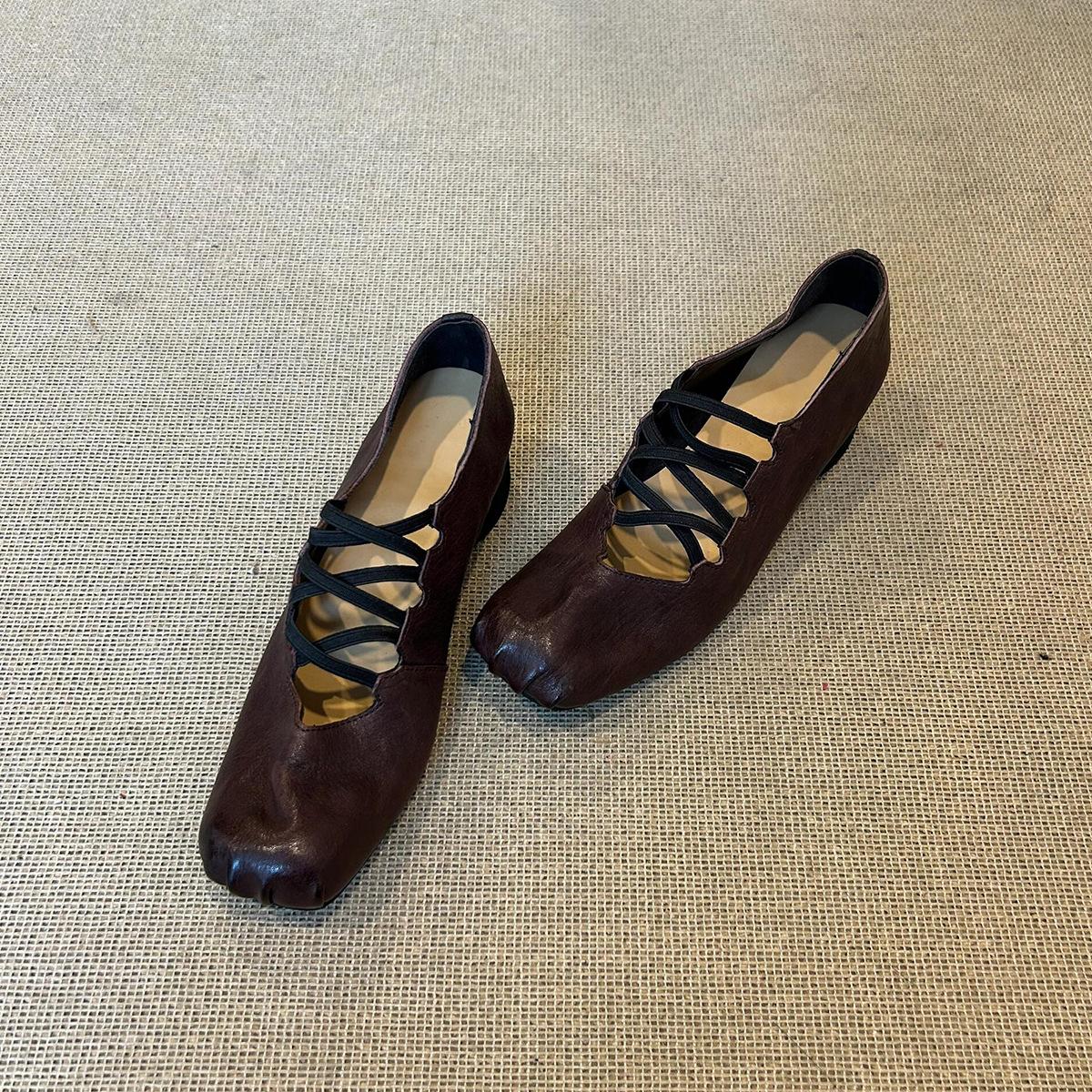 

Версия из овчины ~ ретро-нишевая одинарная туфля с перекрестными ремешками, плиссированная кожаная обувь с квадратным носом и неглубоким горлом, женские балетки 40