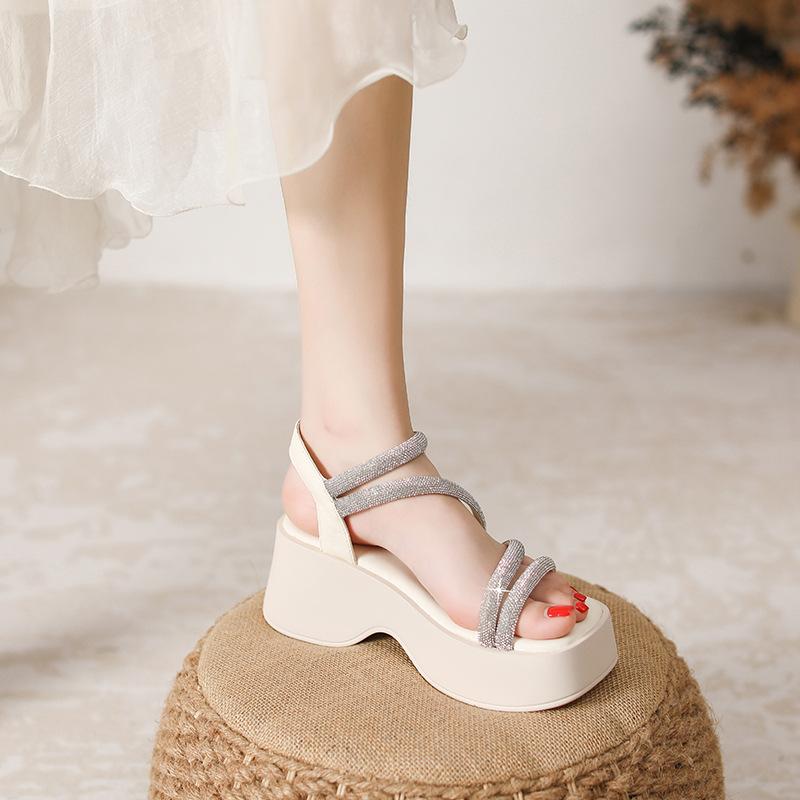 

Женские летние босоножки на платформе-маффин, новая модель, мягкая подошва, стразы, универсальные, модные, маленький размер 33 32