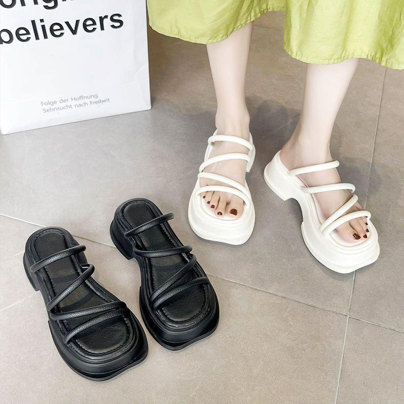 Ein-Wort Gürtel Mode Cross Cool Nische Römerschuh Mädchen 2025 neu Sommer vielseitig keine müden Füße Feenwind dicke Sohle