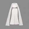 Elegante Vestido Blanco de Encaje con Cuello Alto, Mangas tipo Chal y Cintura Calada