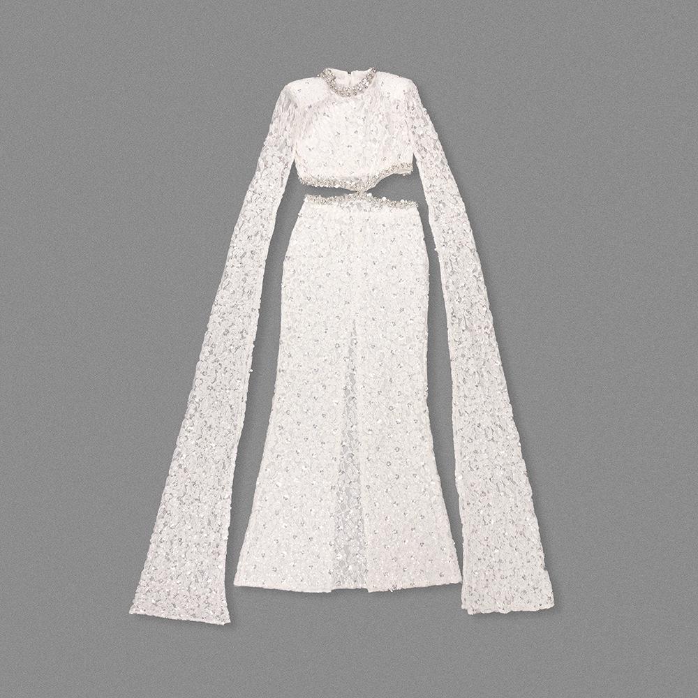 Elegante Vestido Blanco de Encaje con Cuello Alto, Mangas tipo Chal y Cintura Calada