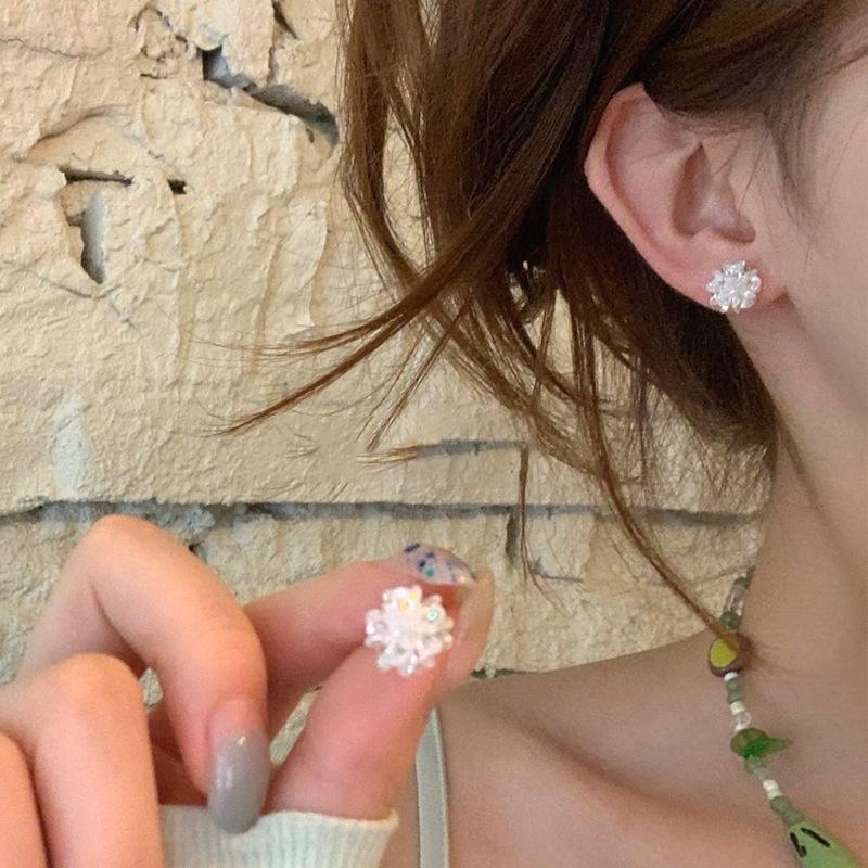 

Корейские серьги-гвоздики в стиле инс с кристальными цветами — это простые, маленькие, свежие и модные серьги-гвоздики, универсальные и милые серьги.