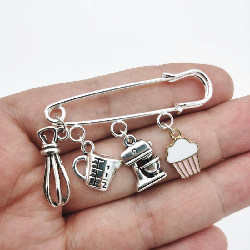 Trendiges Küchengeschirr Cartoon Schneebesen Brosche Pin