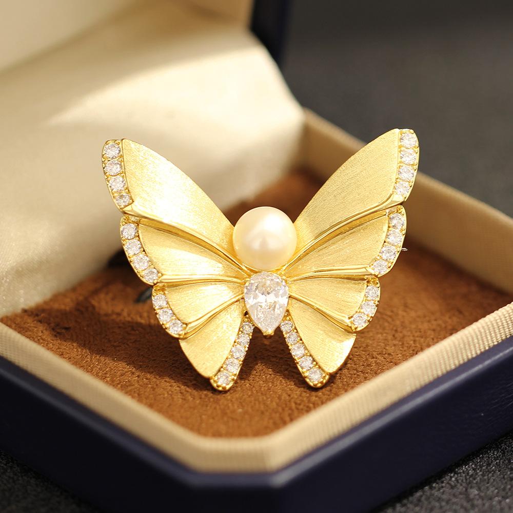 New high-end golden brushed matte butterfly brooch exquisite stone-encrusted natural freshwater pearl insect pin female