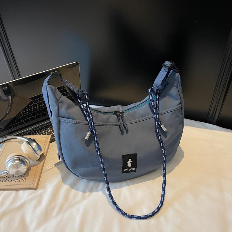 

Niche design bag women s 2025 autumn new trendy versatile nylon cloth shoulder armpit bag Internet celebrity hand bag синий