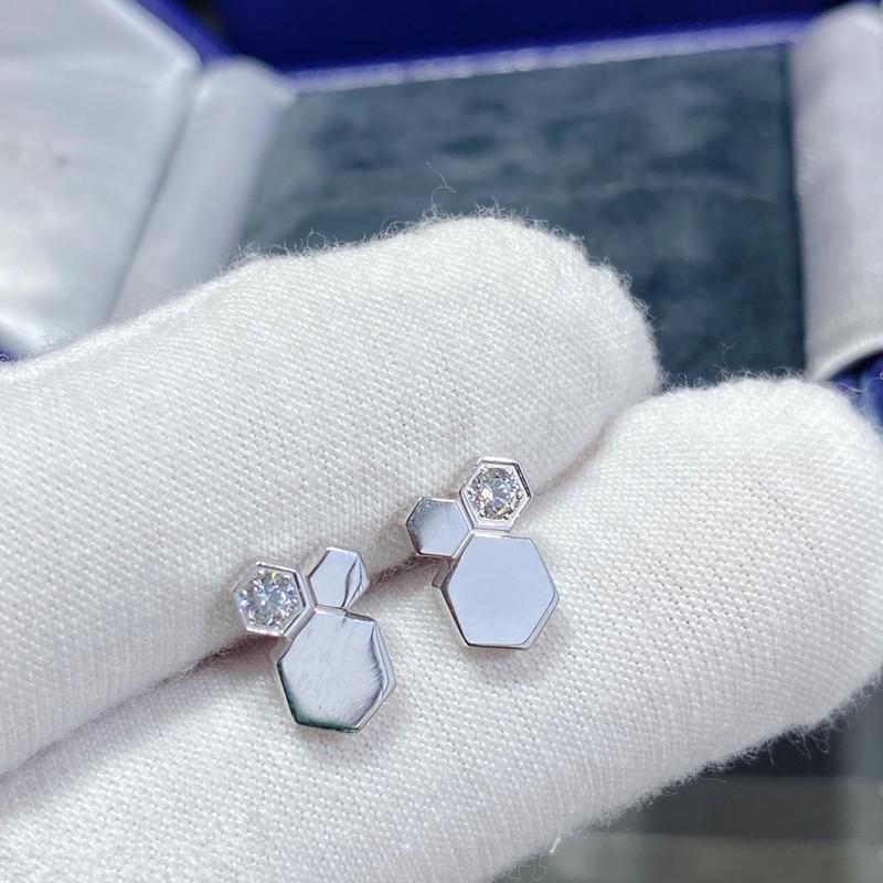 

Серьги-пусеты Shangmei с сотовым узором и бриллиантами с покрытием из 18-каратного золота - Изысканное, не выцветающее мастерство. платиновый