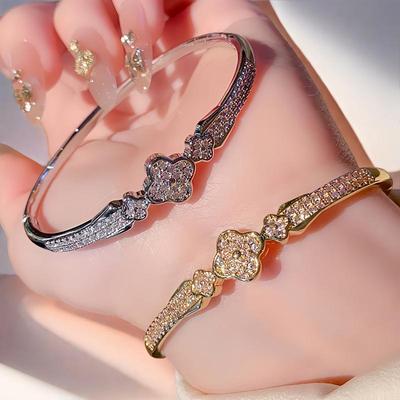 Bracciale Quadrifoglio Pavé di Diamanti - Gioiello di Lusso Elegante