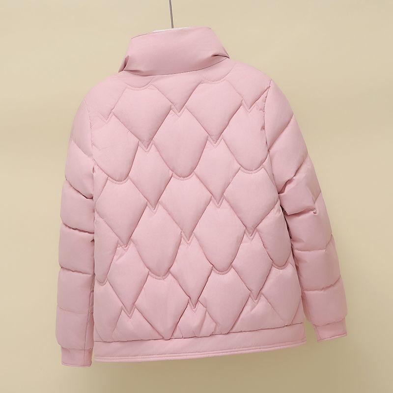Giacca invernale corta alla moda e slim con collo alto per donna