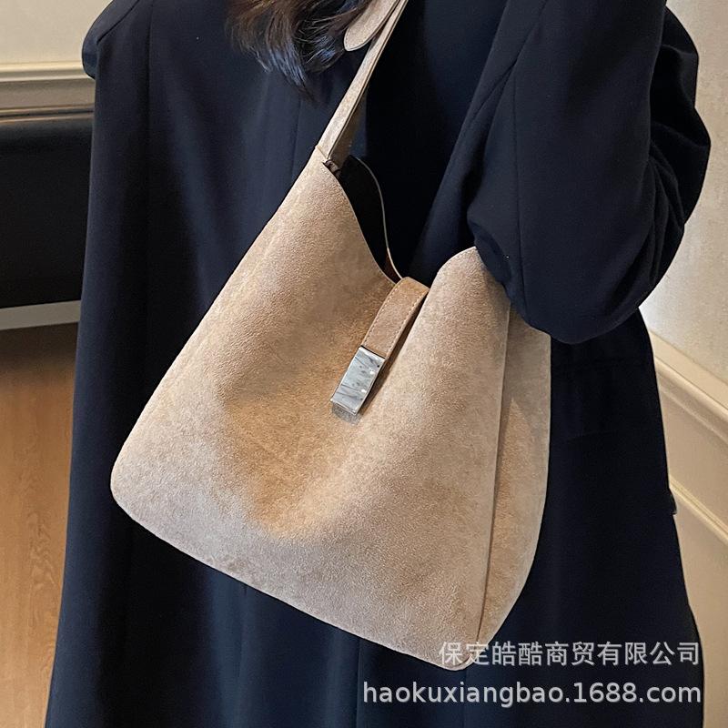 Large capacity commuter tote bag women's 2025 new autumn and winter premium sense retro suede going out shoulder bag