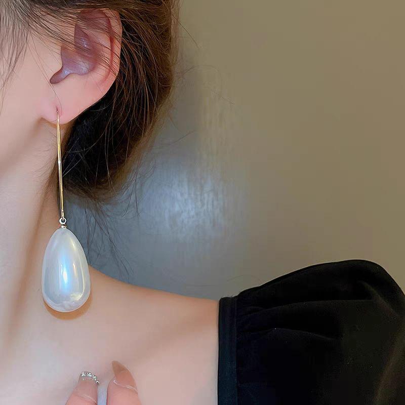 Exquisite Pearl Dangle Earrings 2023: Unique, High-End Design for Women