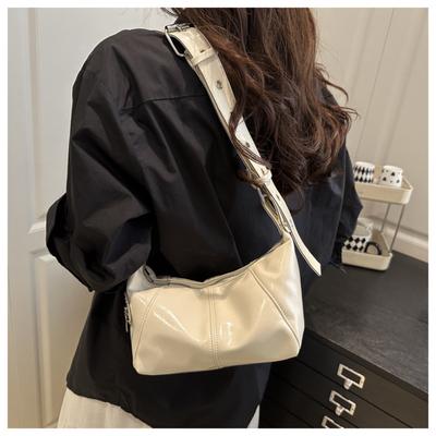 Retro Glossy Leather Shoulder Bag For Women Wide Rivet Strap Crossbody Bag Simple Fashi Pillow Bag Commuter Messenger Bag