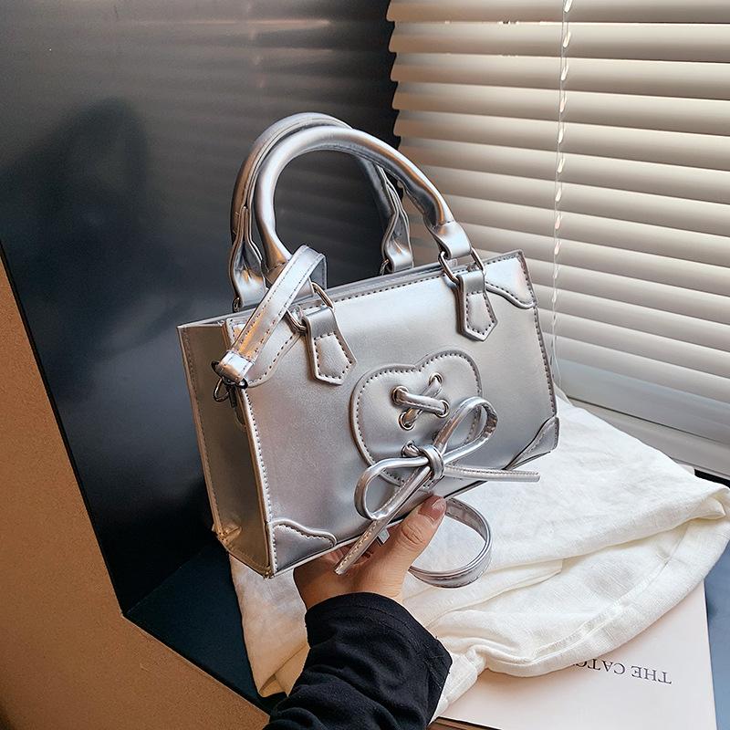 

Fashion casual portable small bag 2024 summer new simple casual small square bag simple shoulder messenger bag срібний