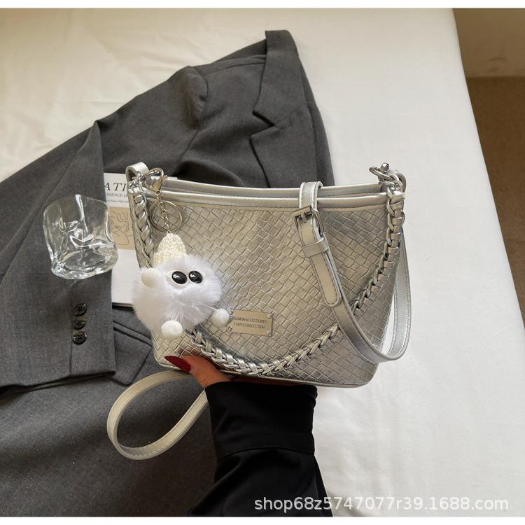 

Корейская версия модной нишевой дизайнерской женской сумки 2025 новая простая деловая сумка-цепочка для ручной носки в иностранном стиле, универсальная сумка через плечо серебряный