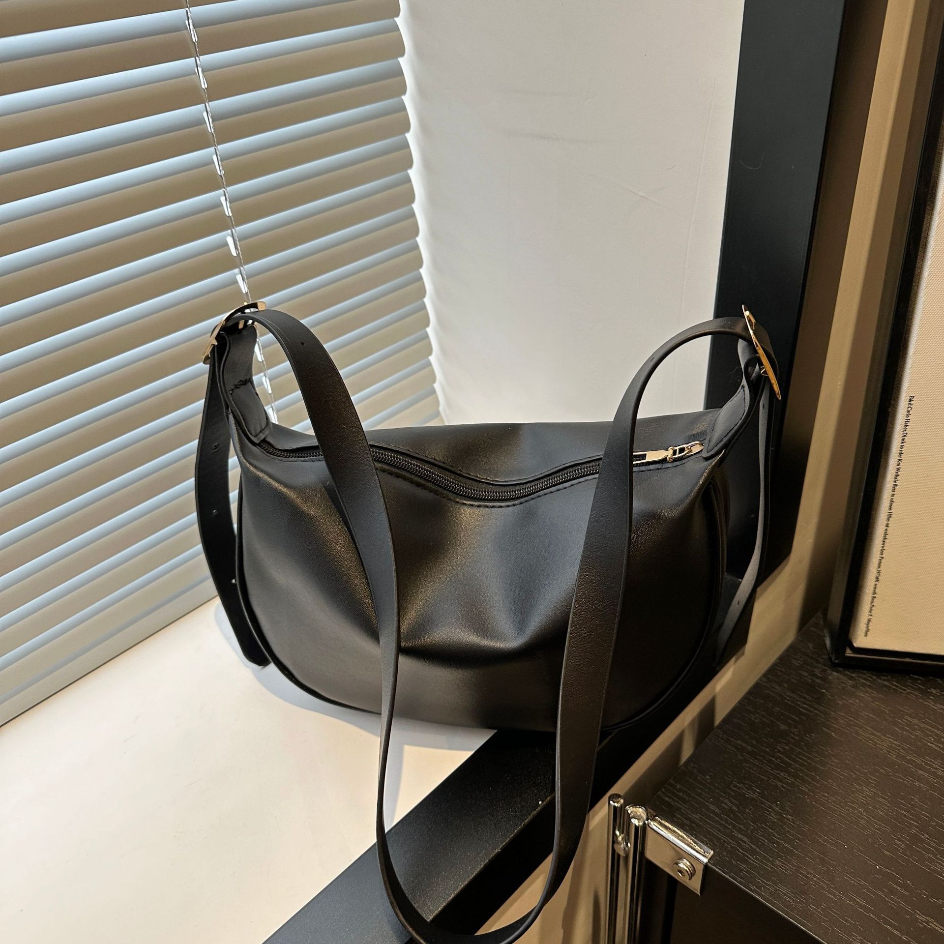 

Сумка Женская 2025 Новая Нишевая Сумка Премиальная Текстура Повседневная Универсальная На Одно Плечо Сумка-Пельмень Простая Сумка-Мессенджер чёрный