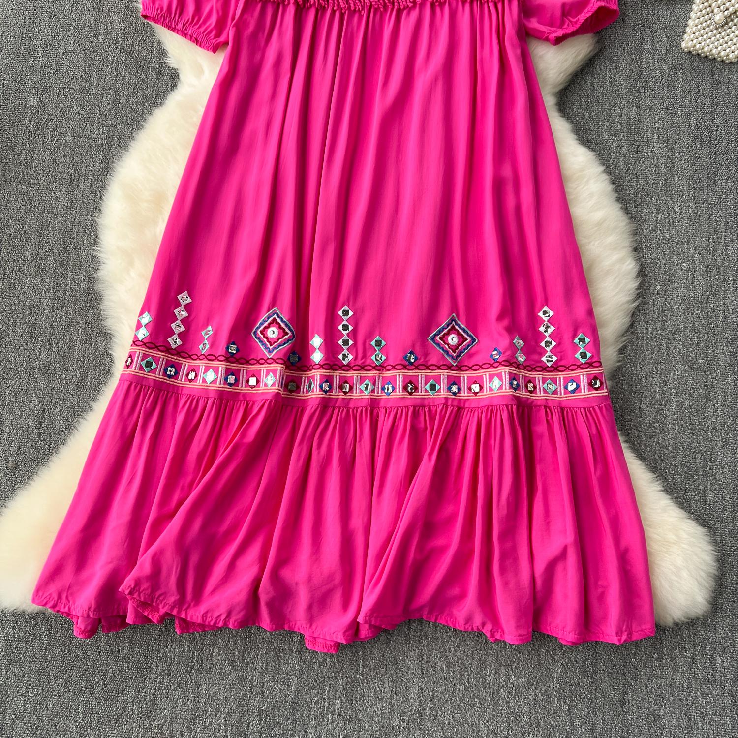 Свободные праздничные платья в этническом стиле с цветочной вышивкой — фото 16