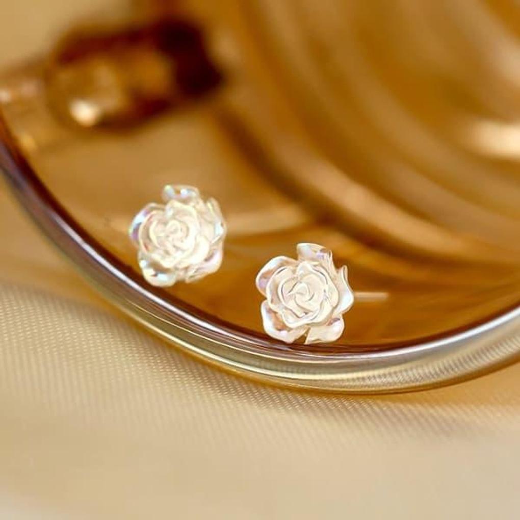 

Women s White Rose Mini Earrings (Silver Needle) single
