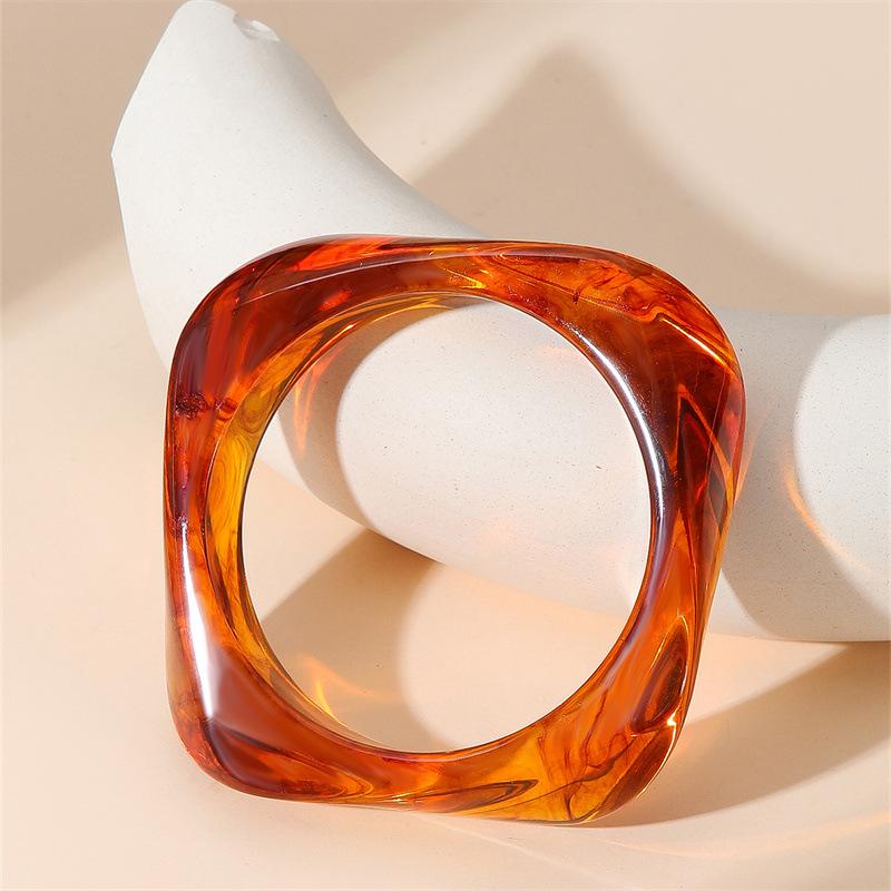 Luxury-lite Plastic Bracelet with Curved Metallic Texture, A Unique Design for Fashionable Jewelry.