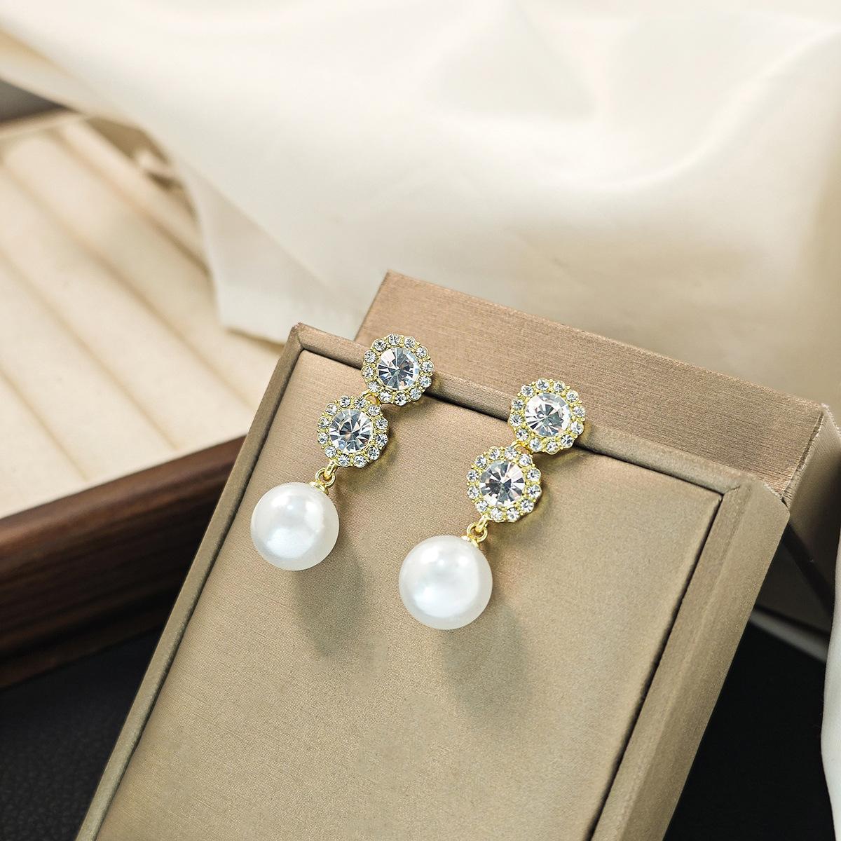 Стильные и элегантные геометрические серьги с мерцающим цирконом золотой