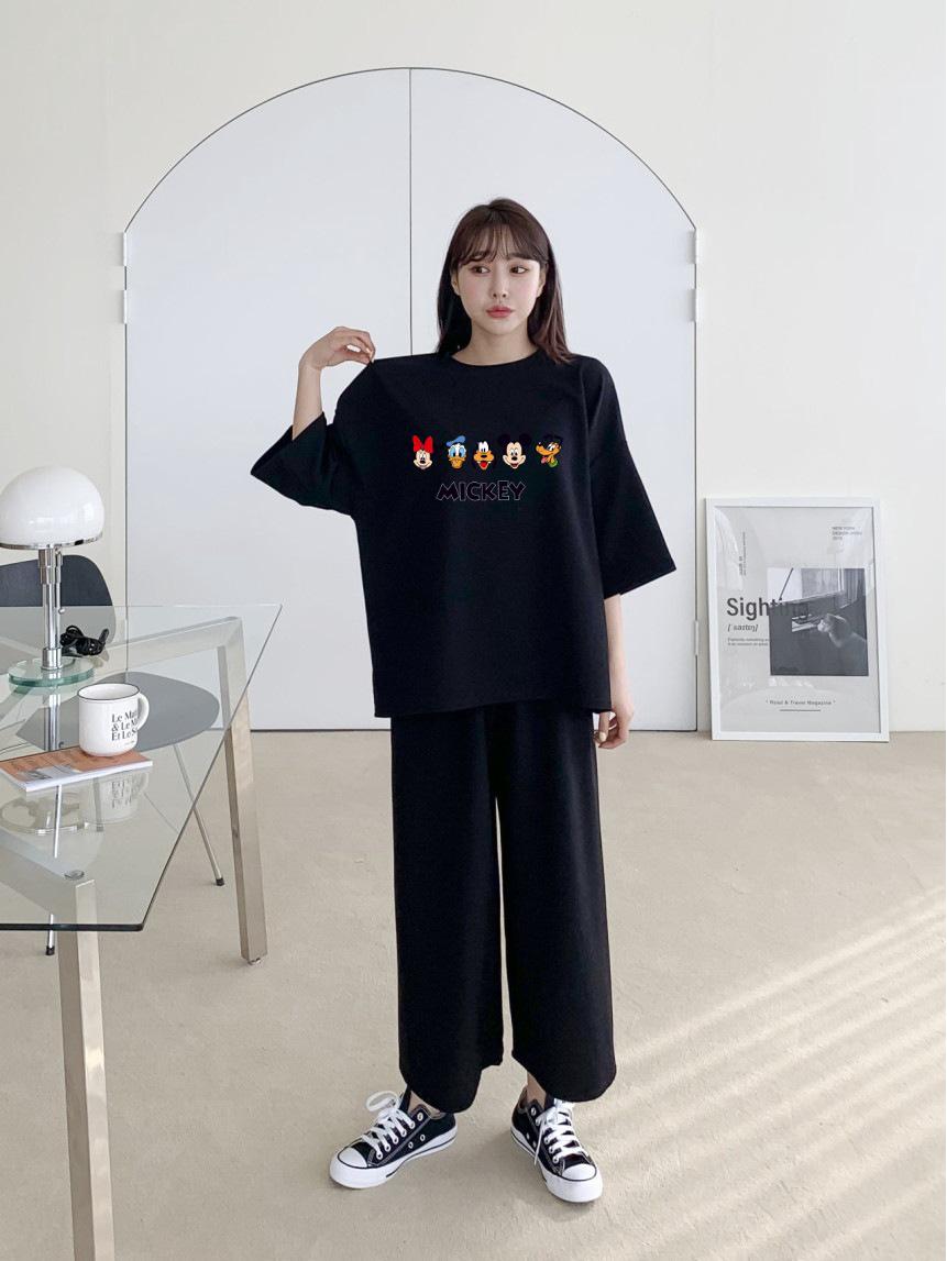 

Модный женский комплект из двух предметов 2024 года: Повседневная футболка и свободные широкие брюки