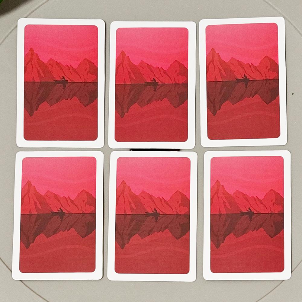 Carte da Gioco Rusty Lake - 54 Carte da Poker 9*6cm con Mr. Corvo, Sig.. Personaggi di Owl & Cube Escape su Cartoncino Goffrato