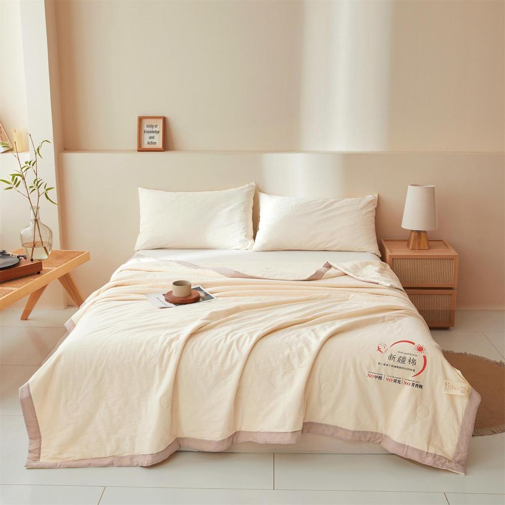 Machine-Washable Xinjiang Cotton Quilt for Summer, Spring, and Autumn