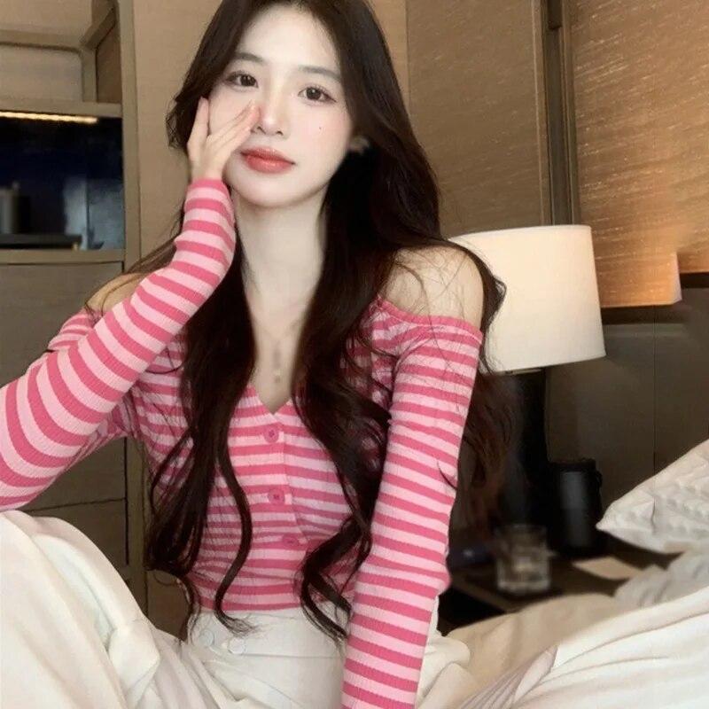 Schulterfreier Cardigan für Damen mit V-Ausschnitt, Streifen, Knopfleiste vorne, schmale Passform, verkürzter Mantel, Herbst-Outfits, Strickwaren