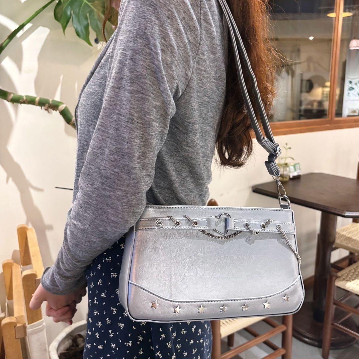 

Japanese Y2K Star Rivet Shoulder Bag Women Harajuku Chain Anime Pin Display Ita Bag Ladies Casual Versatile Daily Crossbody Bags 26x15x7cm серебряный