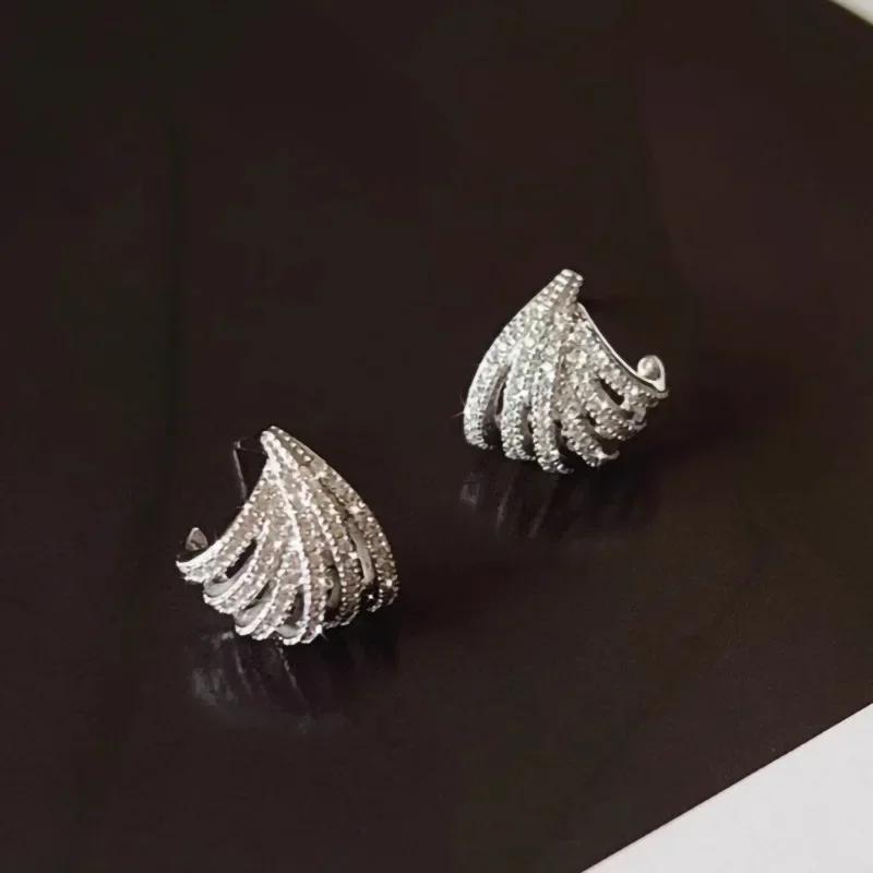 New shiny, exquisite, high-end fashion Zircon, European and American design sense, trendy triangular lines, elegant earrings