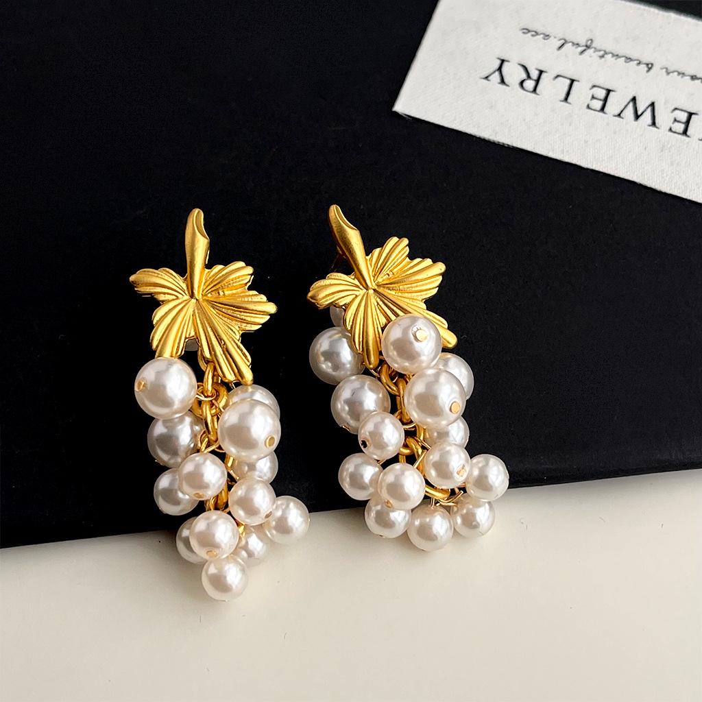 

Ретро сережки-пусети з перлами: Стиль середини століття, сміливий та висококласний для жінок