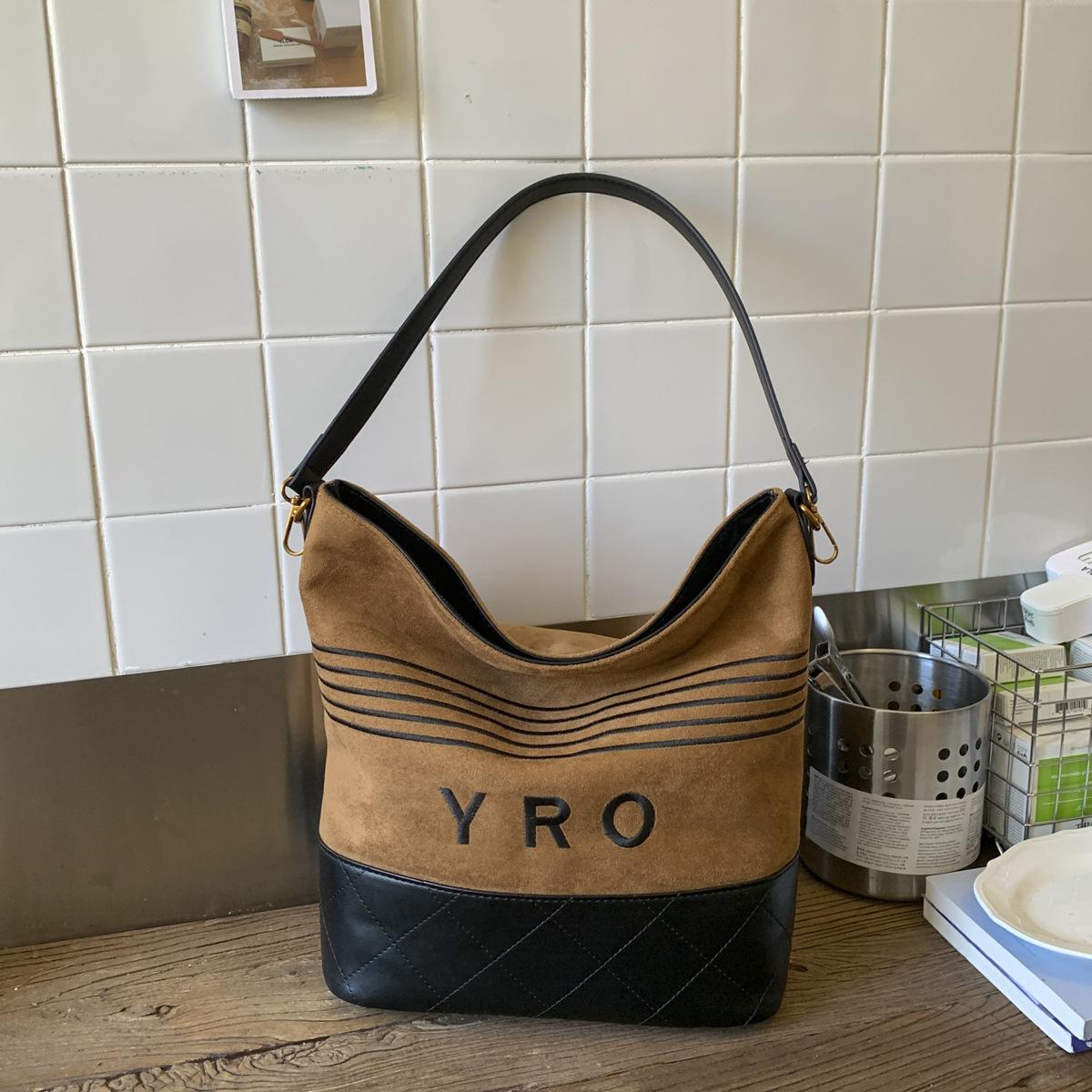 

Корейская нишевая ретро сумка большой вместимости женская 2025 новая осенне-зимняя на плечо, кроссбоди, модная сумка-ведро для поездок на работу коричневый