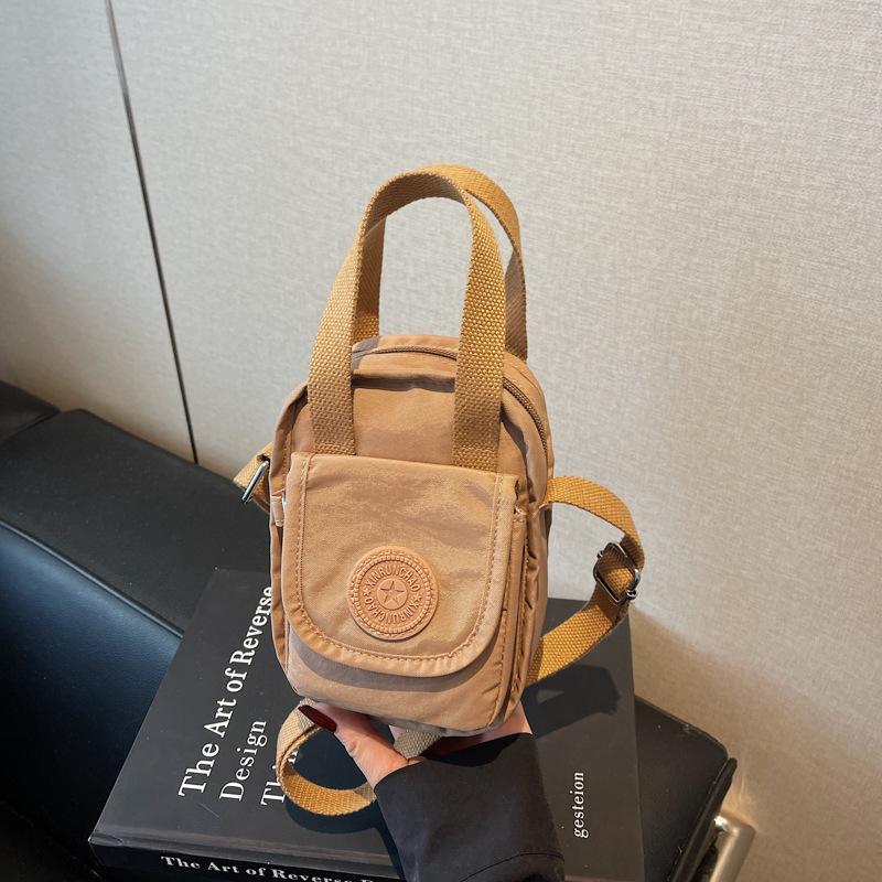 A Stylish Water-resistant and Simple Crossbody Women's Bag for Casual Commuting